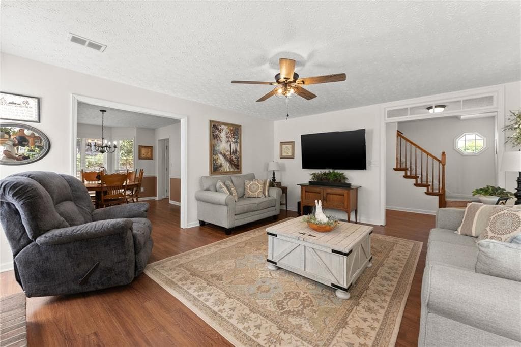 4 bedroom, 3 bathroom, 1,888 sq ft single family residence for sale at 3202 Summit Glen Drive, Loganville, GA 30052 — photo 3