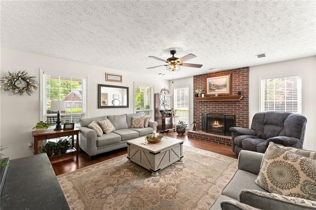 4 bedroom, 3 bathroom, 1,888 sq ft single family residence for sale at 3202 Summit Glen Drive, Loganville, GA 30052 — photo 4