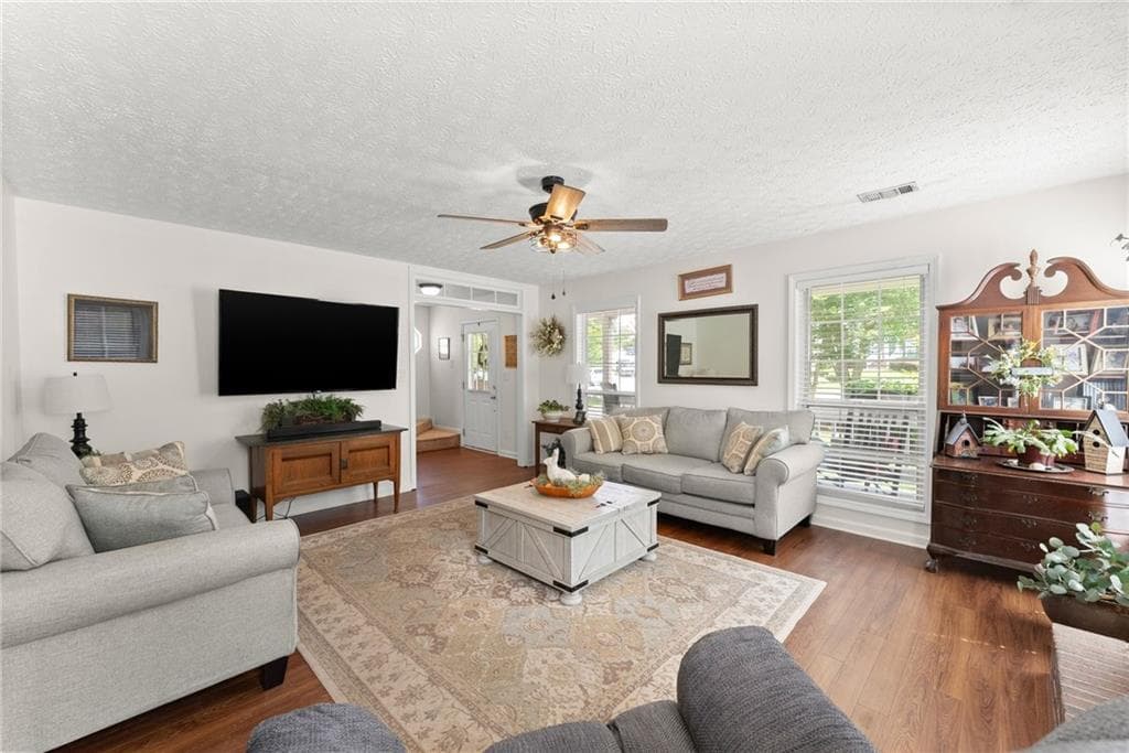 4 bedroom, 3 bathroom, 1,888 sq ft single family residence for sale at 3202 Summit Glen Drive, Loganville, GA 30052 — photo 5