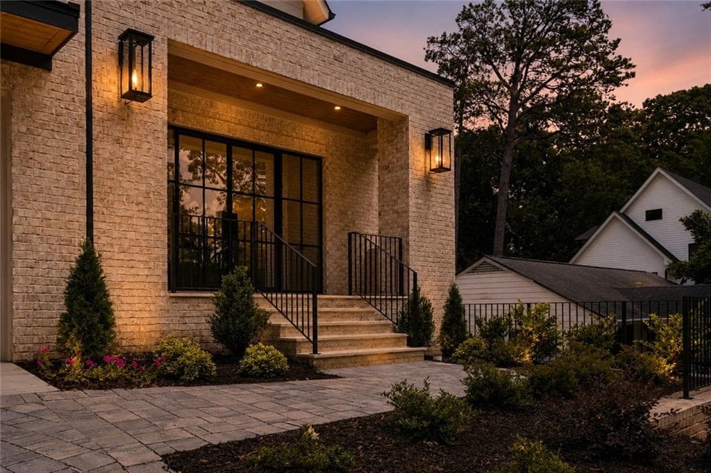 6 bedroom, 8 bathroom, 6,410 sq ft single family residence under contract at 3035 Parkridge Drive, Brookhaven, GA 30319 — photo 2
