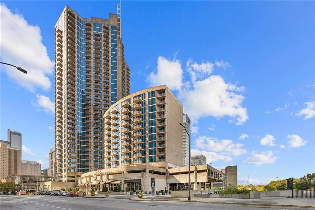 2 bedroom, 2 bathroom, 1,075 sq ft condominium for sale at 400 W Peachtree Street 2011, Atlanta, GA 30308