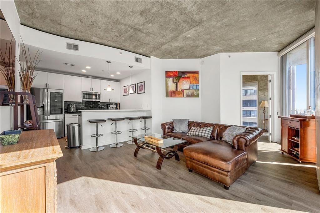 2 bedroom, 2 bathroom, 1,075 sq ft condominium for sale at 400 W Peachtree Street 2011, Atlanta, GA 30308 — photo 4