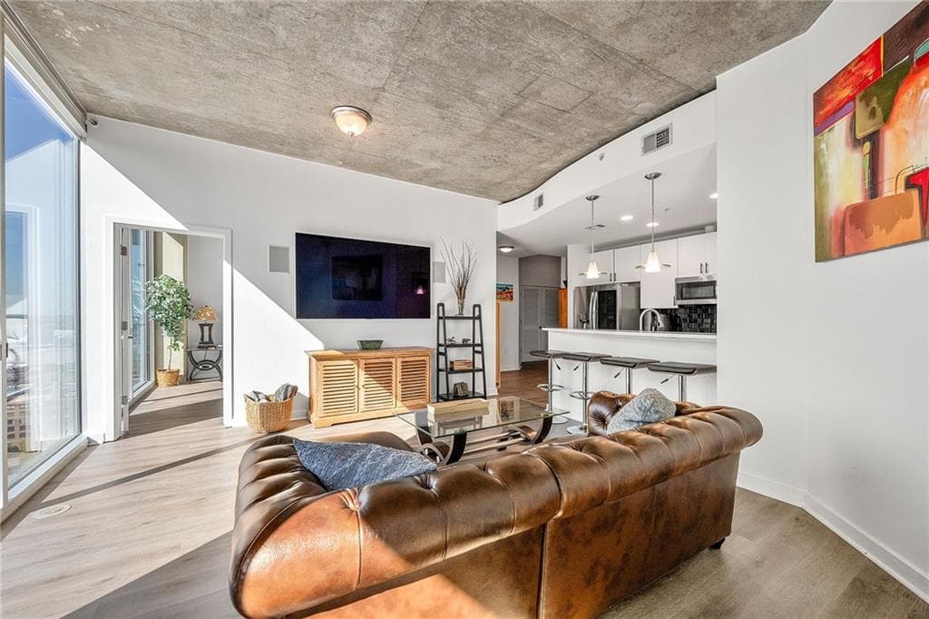 2 bedroom, 2 bathroom, 1,075 sq ft condominium for sale at 400 W Peachtree Street 2011, Atlanta, GA 30308 — photo 5