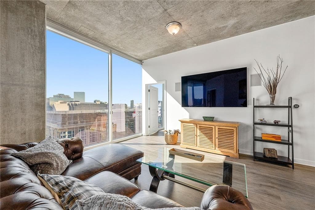2 bedroom, 2 bathroom, 1,075 sq ft condominium for sale at 400 W Peachtree Street 2011, Atlanta, GA 30308 — photo 3