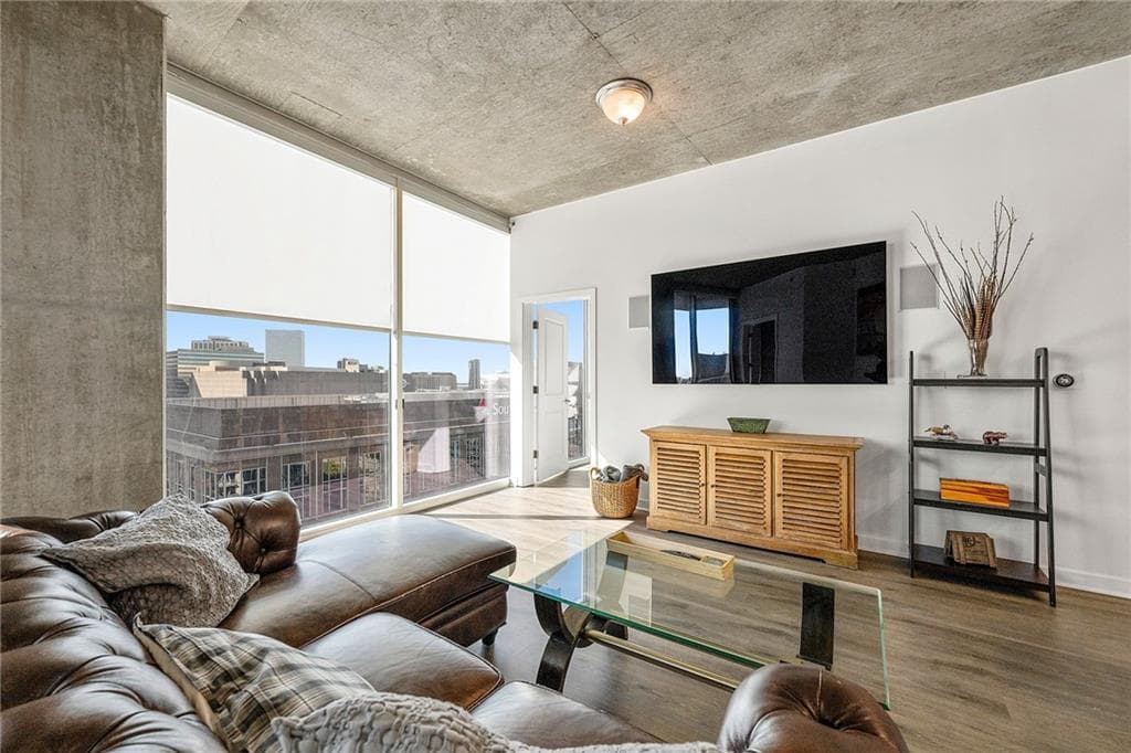 2 bedroom, 2 bathroom, 1,075 sq ft condominium for sale at 400 W Peachtree Street 2011, Atlanta, GA 30308 — photo 6
