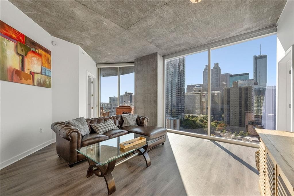 2 bedroom, 2 bathroom, 1,075 sq ft condominium for sale at 400 W Peachtree Street 2011, Atlanta, GA 30308 — photo 2