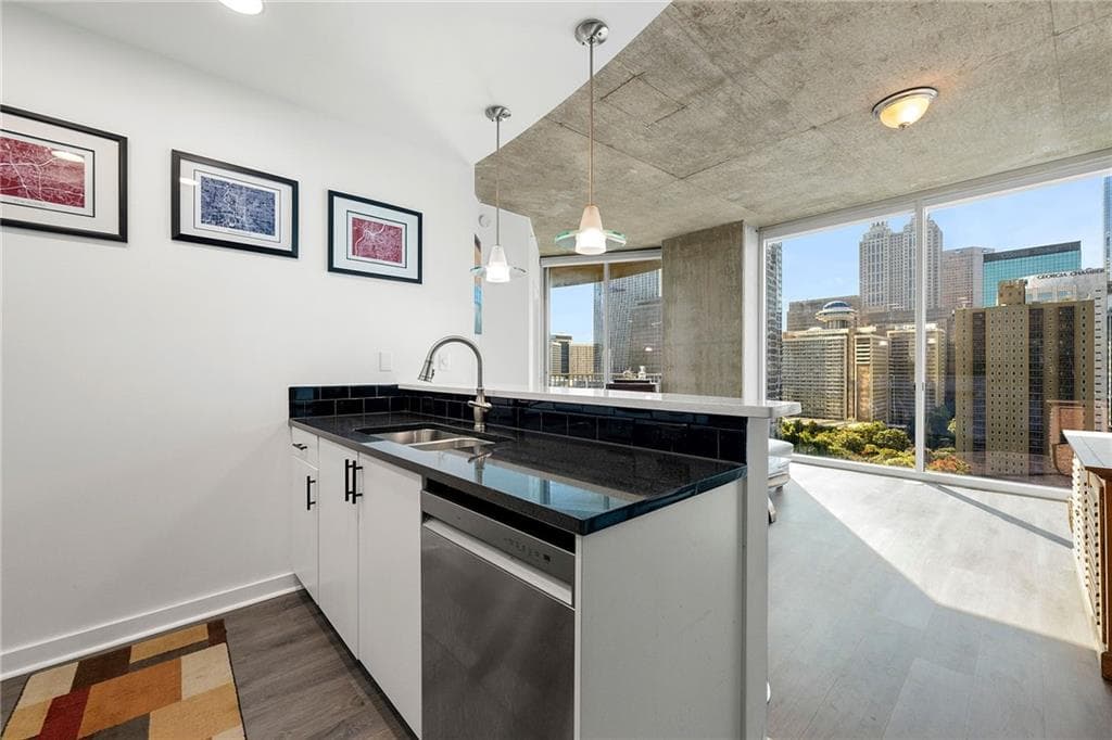 2 bedroom, 2 bathroom, 1,075 sq ft condominium for sale at 400 W Peachtree Street 2011, Atlanta, GA 30308 — photo 10