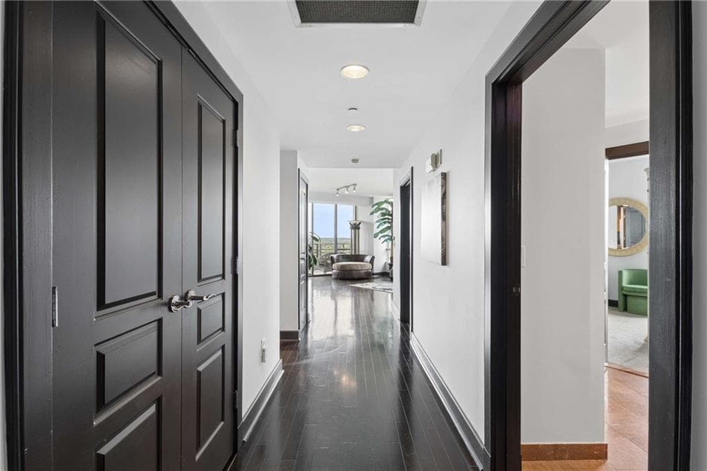 1 bedroom, 1 bathroom, 1,143 sq ft condominium for rent at 700 Park Regency Place 2002, Atlanta, GA 30326 for $3,250 a month — photo 3