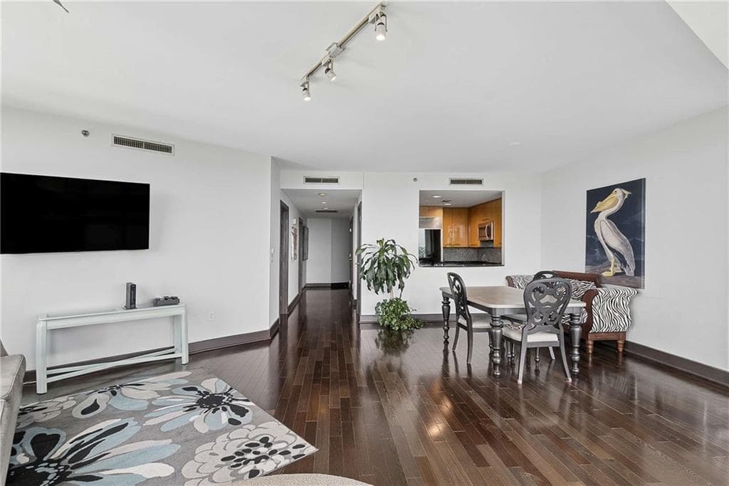 1 bedroom, 1 bathroom, 1,143 sq ft condominium for rent at 700 Park Regency Place 2002, Atlanta, GA 30326 for $3,250 a month — photo 9