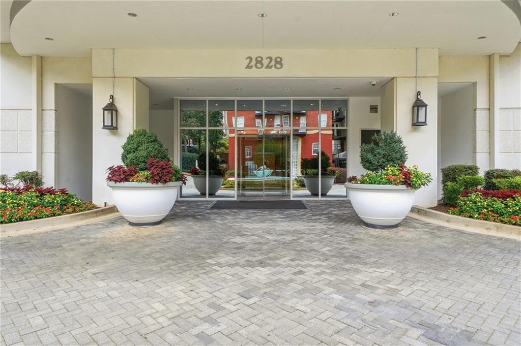 2 bedroom, 2 bathroom, 1,371 sq ft condominium under contract at 2828 Peachtree Road 801, Atlanta, GA 30305 — photo 2
