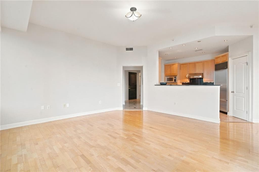 2 bedroom, 2 bathroom, 1,371 sq ft condominium under contract at 2828 Peachtree Road 801, Atlanta, GA 30305 — photo 6