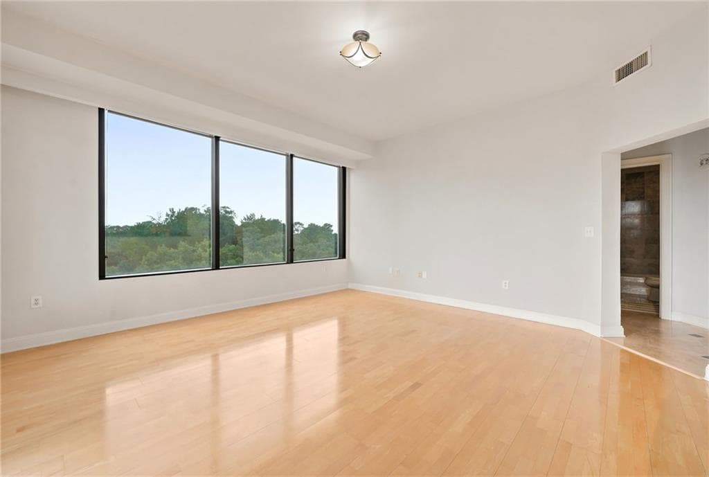 2 bedroom, 2 bathroom, 1,371 sq ft condominium under contract at 2828 Peachtree Road 801, Atlanta, GA 30305 — photo 4