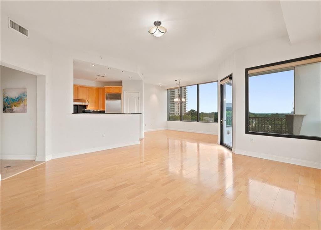 2 bedroom, 2 bathroom, 1,371 sq ft condominium under contract at 2828 Peachtree Road 801, Atlanta, GA 30305 — photo 5