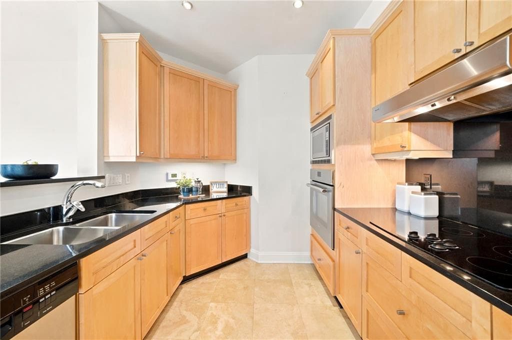 2 bedroom, 2 bathroom, 1,371 sq ft condominium under contract at 2828 Peachtree Road 801, Atlanta, GA 30305 — photo 8
