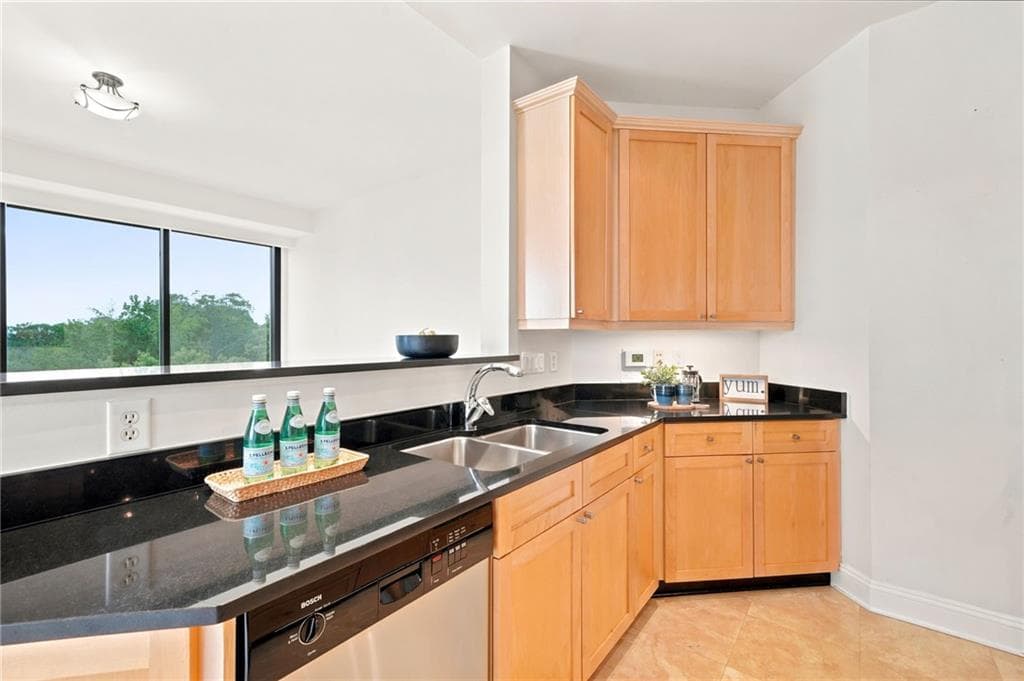 2 bedroom, 2 bathroom, 1,371 sq ft condominium under contract at 2828 Peachtree Road 801, Atlanta, GA 30305 — photo 9