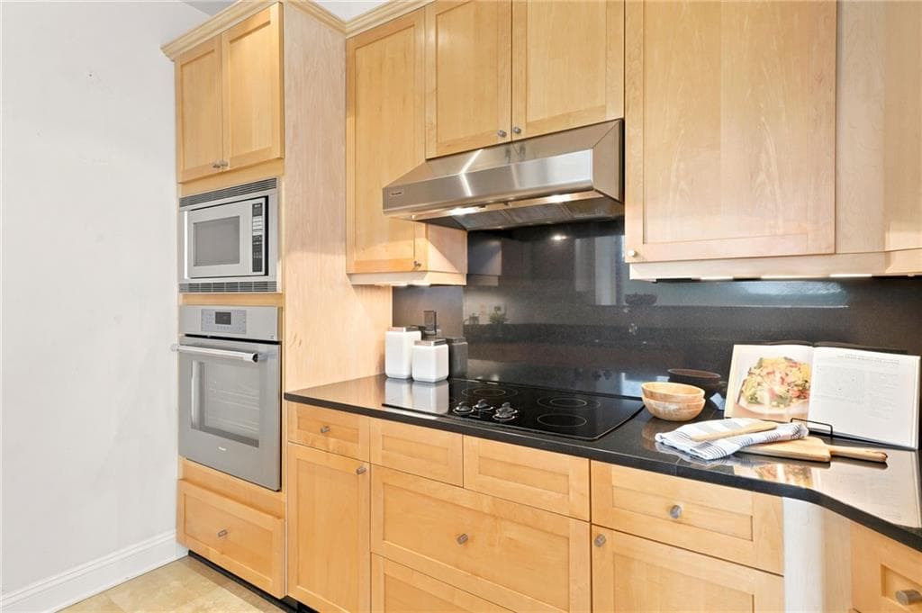 2 bedroom, 2 bathroom, 1,371 sq ft condominium under contract at 2828 Peachtree Road 801, Atlanta, GA 30305 — photo 10