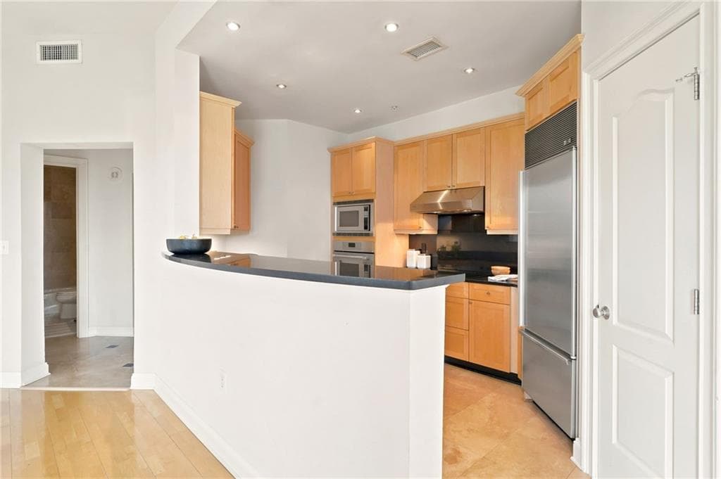 2 bedroom, 2 bathroom, 1,371 sq ft condominium under contract at 2828 Peachtree Road 801, Atlanta, GA 30305 — photo 7