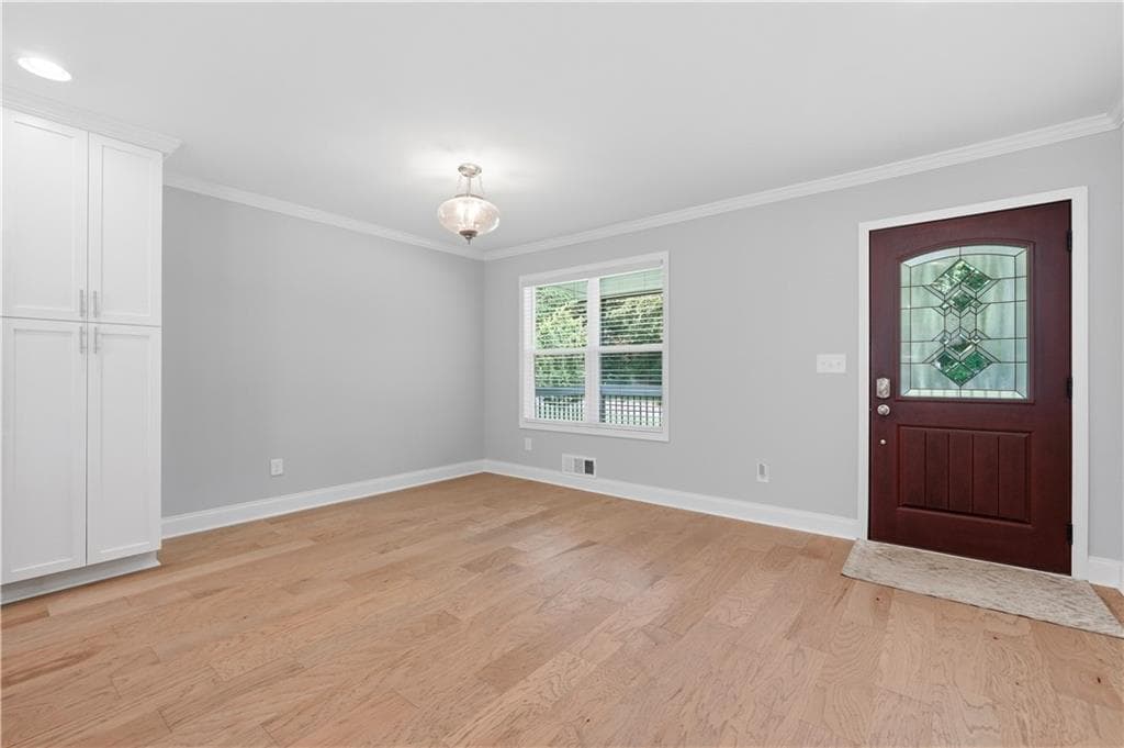 3 bedroom, 3 bathroom, 1,832 sq ft single family residence for sale at 880 The Circle, Lawrenceville, GA 30043 — photo 5