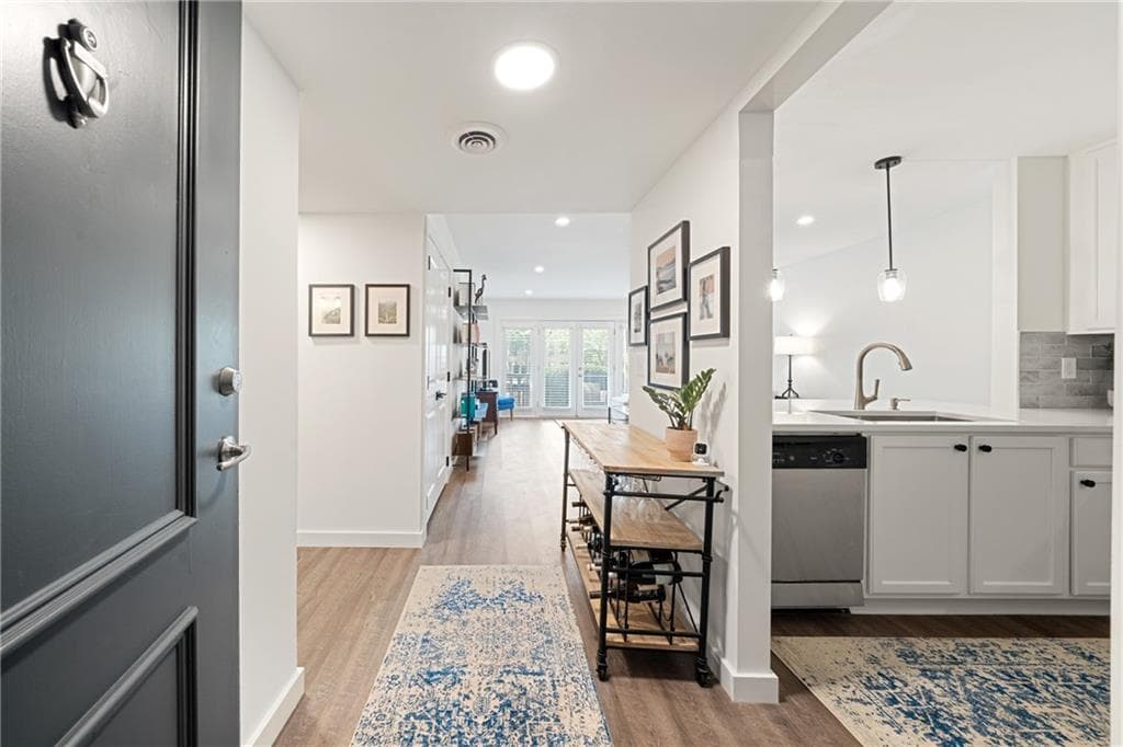 1 bedroom, 1 bathroom, 756 sq ft condominium for sale at 3650 Ashford Dunwoody Road 713, Atlanta, GA 30319 — photo 4