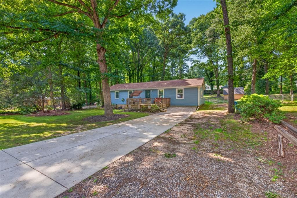 3 bedroom, 2 bathroom, 1,344 sq ft single family residence under contract at 869 Rock Oak Lane, Lawrenceville, GA 30046 — photo 3