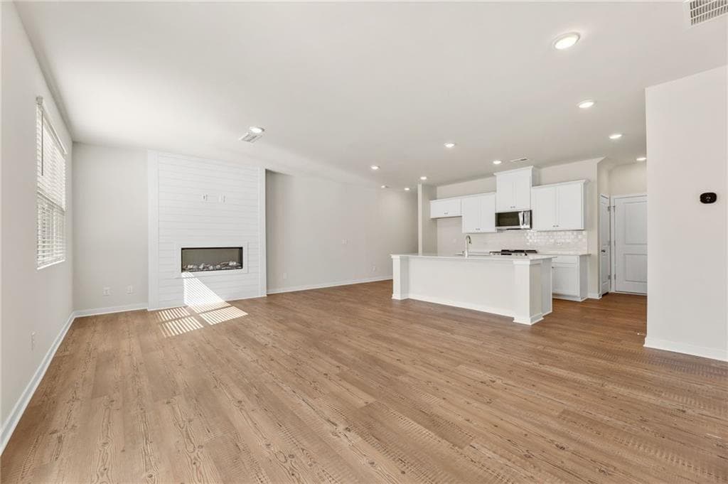 3 bedroom, 3 bathroom, 1,842 sq ft townhouse for sale at 7497 Clover Lane 125, Flowery Branch, GA 30542 — photo 6