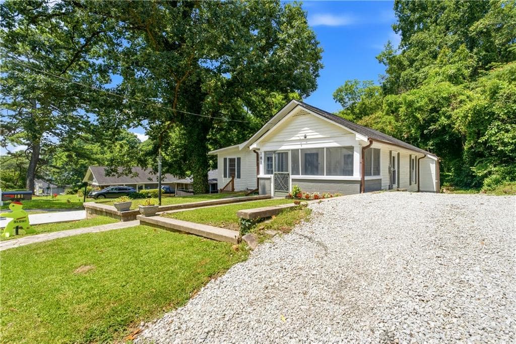 3 bedroom, 3 bathroom, 1,444 sq ft single family residence for sale at 181 Barfield Avenue, Atlanta, GA 30310 — photo 3