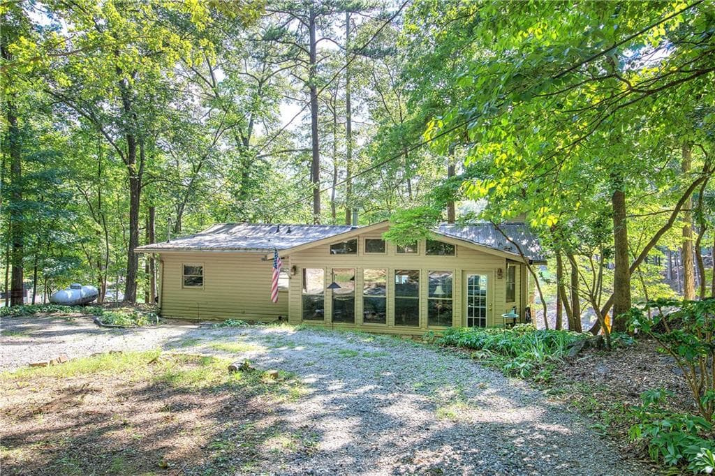 2 bedroom, 1 bathroom, 1,511 sq ft single family residence for sale at 40 Oriole Drive, White, GA 30184