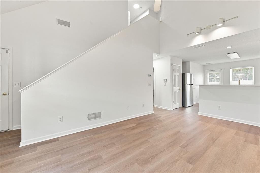 3 bedroom, 3 bathroom, 1,222 sq ft single family residence for sale at 3055 Lakeside Circle, Covington, GA 30016 — photo 6