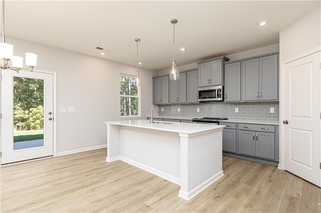 4 bedroom, 3 bathroom, 2,226 sq ft single family residence under contract at 520 Jasmine Woods Drive, Lawrenceville, GA 30046 — photo 2