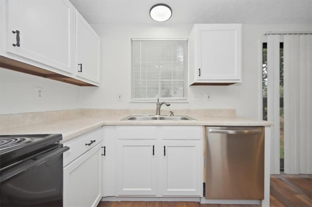3 bedroom, 2 bathroom, 1,588 sq ft single family residence for sale at 2116 Scarbrough Road, Stone Mountain, GA 30088 — photo 3