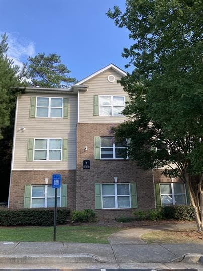 3 bedroom, 2 bathroom, 1,292 sq ft condominium for rent at 7201 Fairington Ridge Circle, Lithonia, GA 30038 for $1,299 a month