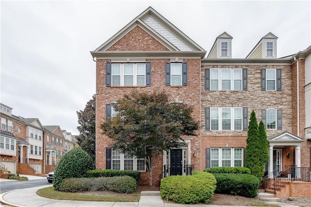 3 bedroom, 4 bathroom, 2,184 sq ft townhouse for rent at 2801 Loftview Square, Atlanta, GA 30339 for $3,300 a month — photo 1 of 38