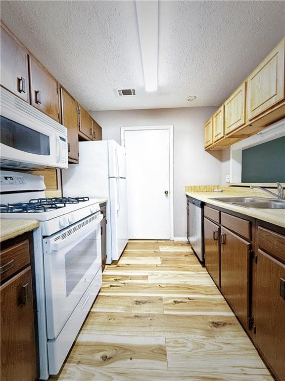 2 bedroom, 2 bathroom, 1,320 sq ft triplex for rent at 2887 Lakemont Drive, Marietta, GA 30060 for $1,300 a month — photo 4