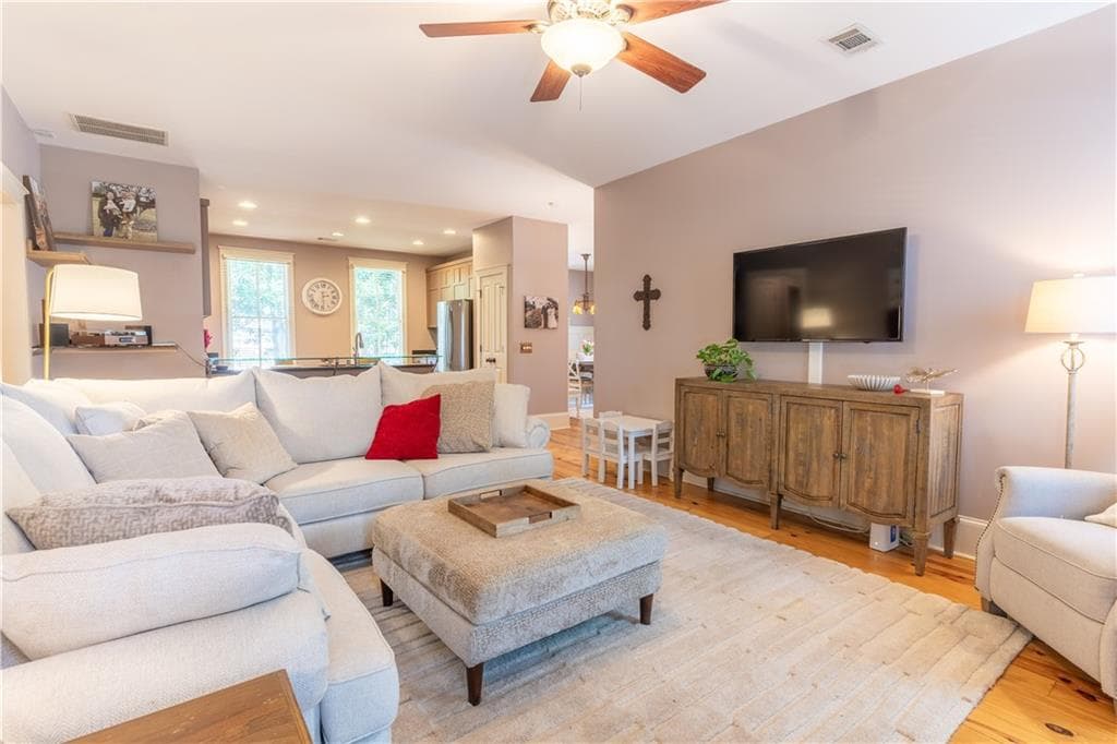 3 bedroom, 2 bathroom, 1,676 sq ft single family residence under contract at 6 Royal Oak Drive, Athens, GA 30607 — photo 8