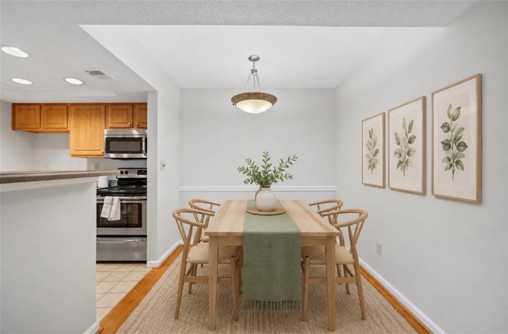 1 bedroom, 1 bathroom, 690 sq ft condominium for sale at 4106 Chastain Park Court, Atlanta, GA 30342 — photo 2