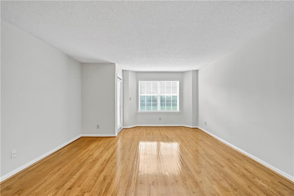 1 bedroom, 1 bathroom, 690 sq ft condominium for sale at 4106 Chastain Park Court, Atlanta, GA 30342 — photo 4