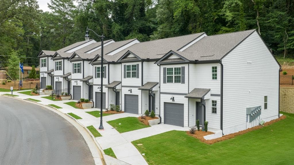 3 bedroom, 3 bathroom, 1,418 sq ft townhouse for sale at 1403 Sweetshrub Place 21, Atlanta, GA 30318 — photo 2