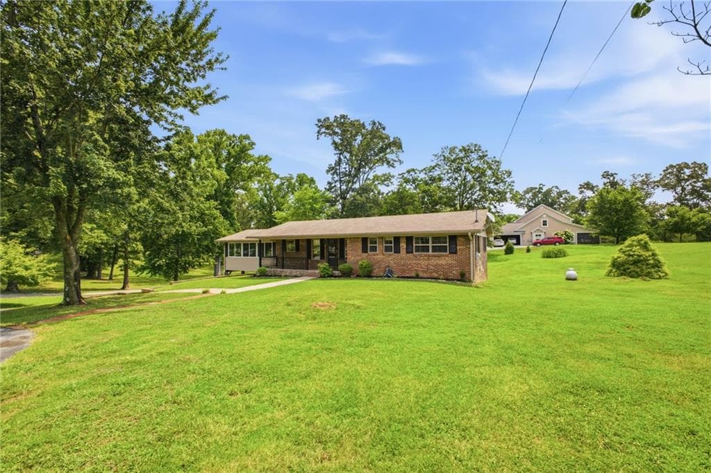 3 bedroom, 2 bathroom, 1,113 sq ft single family residence under contract at 379 Hunt Road, Calhoun, GA 30701 — photo 2