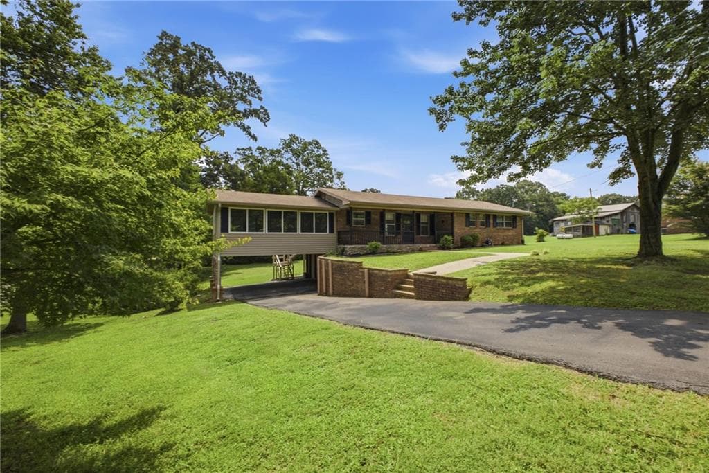 3 bedroom, 2 bathroom, 1,113 sq ft single family residence under contract at 379 Hunt Road, Calhoun, GA 30701 — photo 3