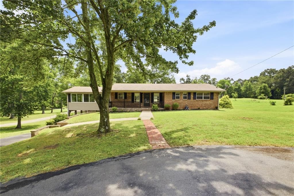 3 bedroom, 2 bathroom, 1,113 sq ft single family residence under contract at 379 Hunt Road, Calhoun, GA 30701 — photo 4