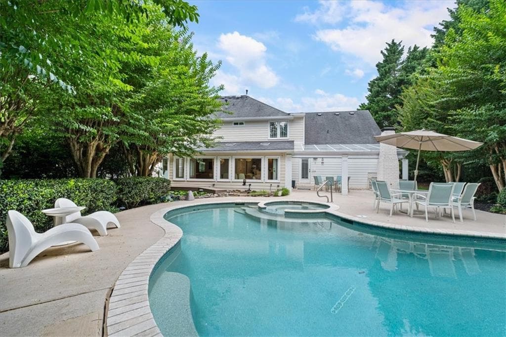 5 bedroom, 4 bathroom, 4,660 sq ft single family residence for sale at 425 Red Jacket Way, Alpharetta, GA 30005 — photo 3