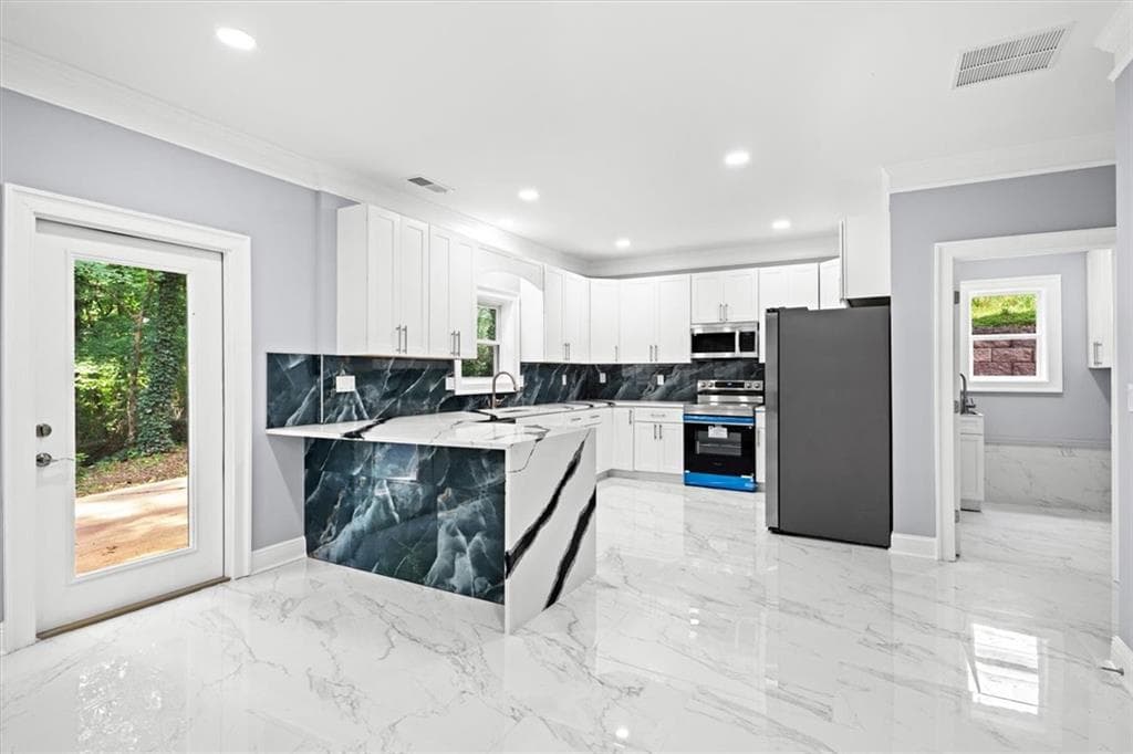 5 bedroom, 4 bathroom, 3,200 sq ft single family residence under contract at 2673 Royal Oak Ct, Acworth, GA 30102 — photo 5