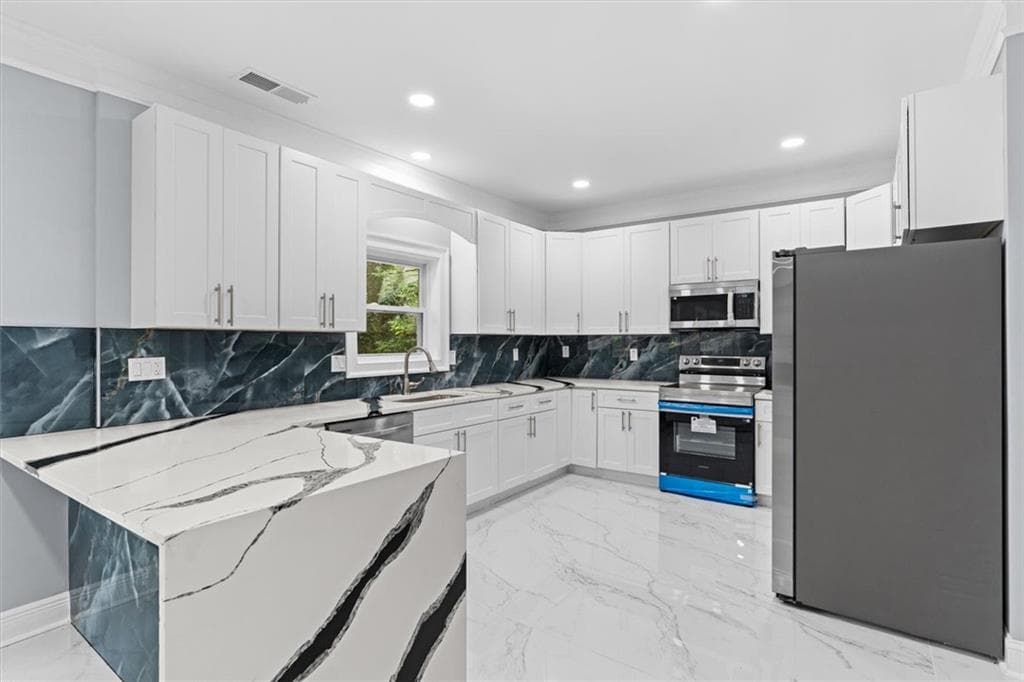 5 bedroom, 4 bathroom, 3,200 sq ft single family residence under contract at 2673 Royal Oak Ct, Acworth, GA 30102 — photo 6