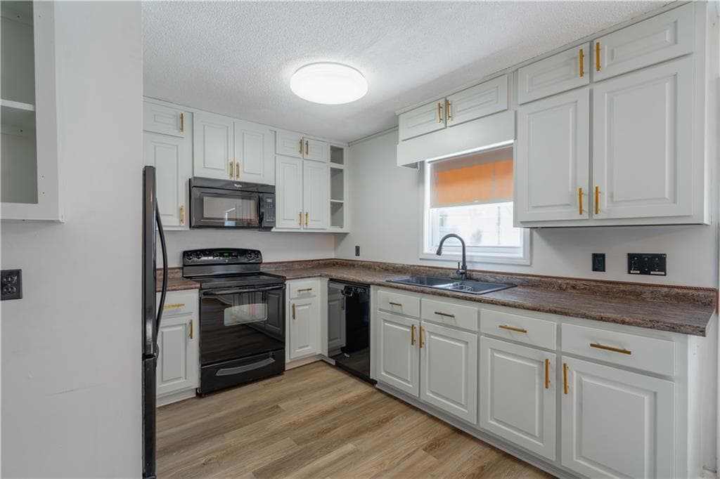 3 bedroom, 2 bathroom, 1,134 sq ft single family residence for sale at 3230 Halifax Drive, Cumming, GA 30041 — photo 4