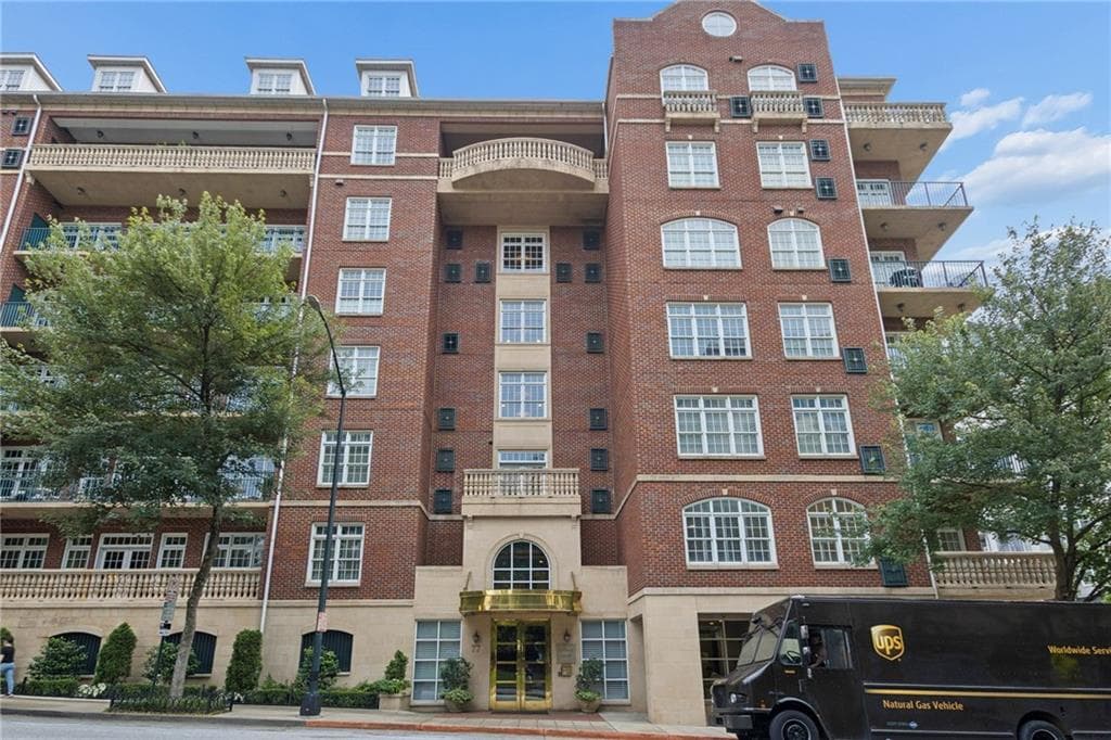 2 bedroom, 2 bathroom, 1,460 sq ft condominium under contract at 77 Peachtree Place 107, Atlanta, GA 30309 — photo 2