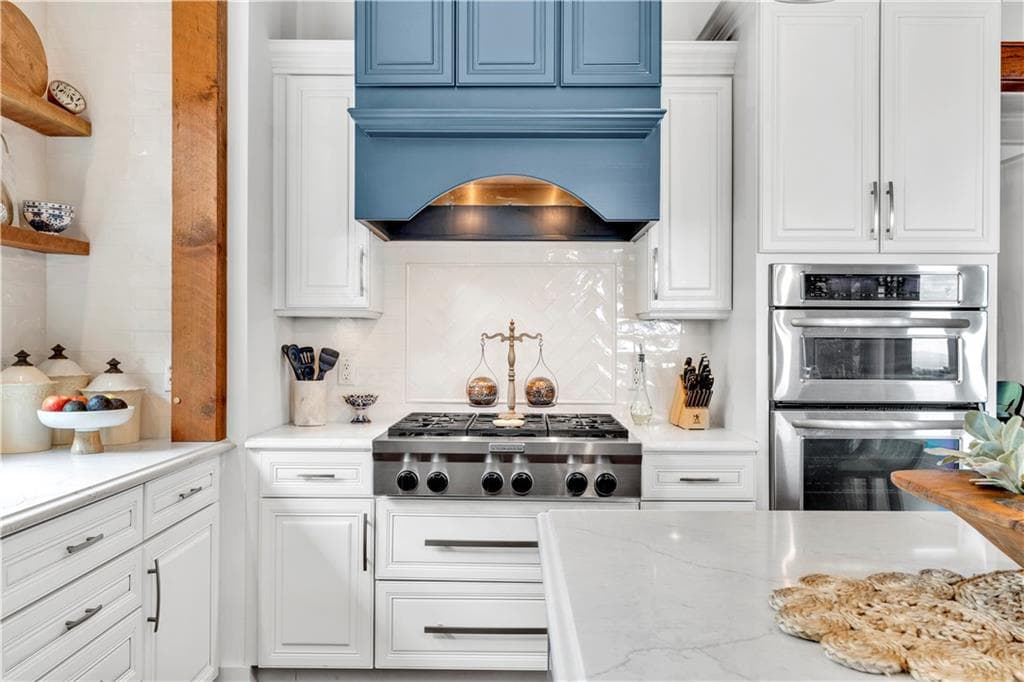5 bedroom, 5 bathroom, 6,341 sq ft single family residence for sale at 52 Waterside Drive, Cartersville, GA 30121 — photo 5