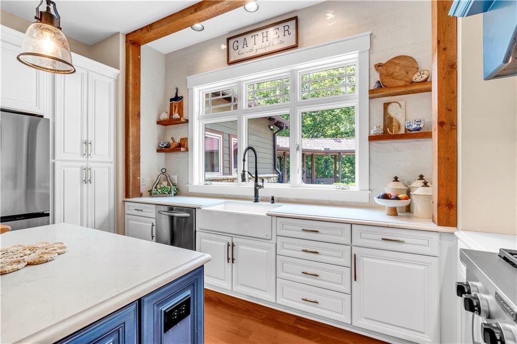 5 bedroom, 5 bathroom, 6,341 sq ft single family residence for sale at 52 Waterside Drive, Cartersville, GA 30121 — photo 6