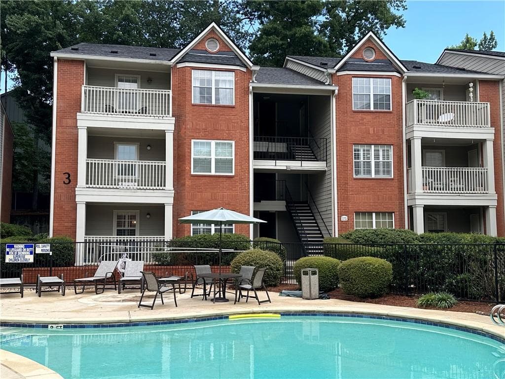1 bedroom, 1 bathroom, 690 sq ft condominium under contract at 3075 Chastain Park Court, Atlanta, GA 30342 — photo 2
