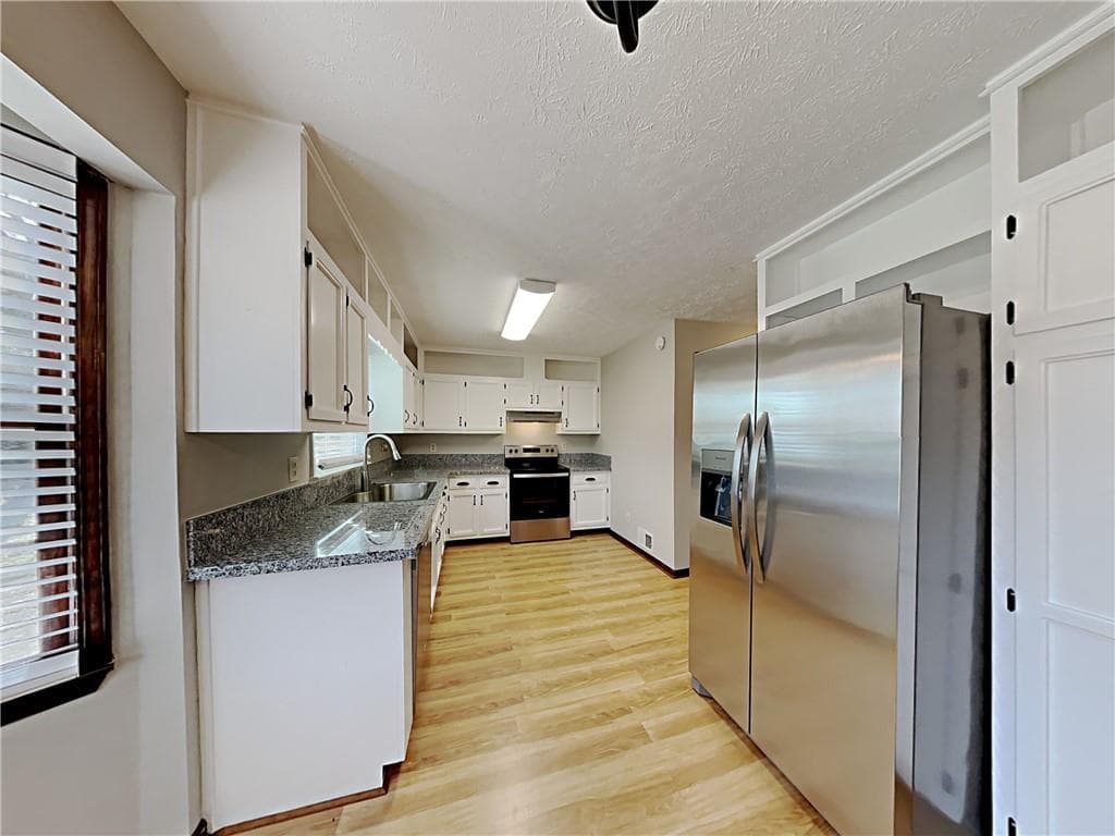 4 bedroom, 3 bathroom, 2,194 sq ft single family residence for sale at 185 Deer Forest Trail, Fayetteville, GA 30214 — photo 7
