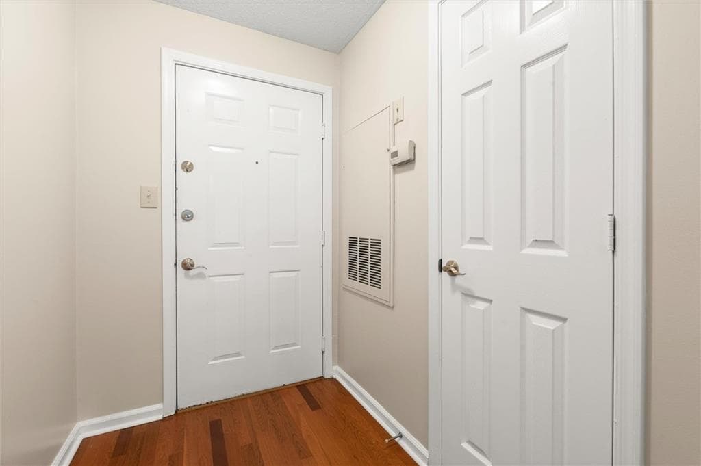 2 bedroom, 1 bathroom, 978 sq ft condominium for sale at 1250 Parkwood Circle 2203, Atlanta, GA 30339 — photo 3